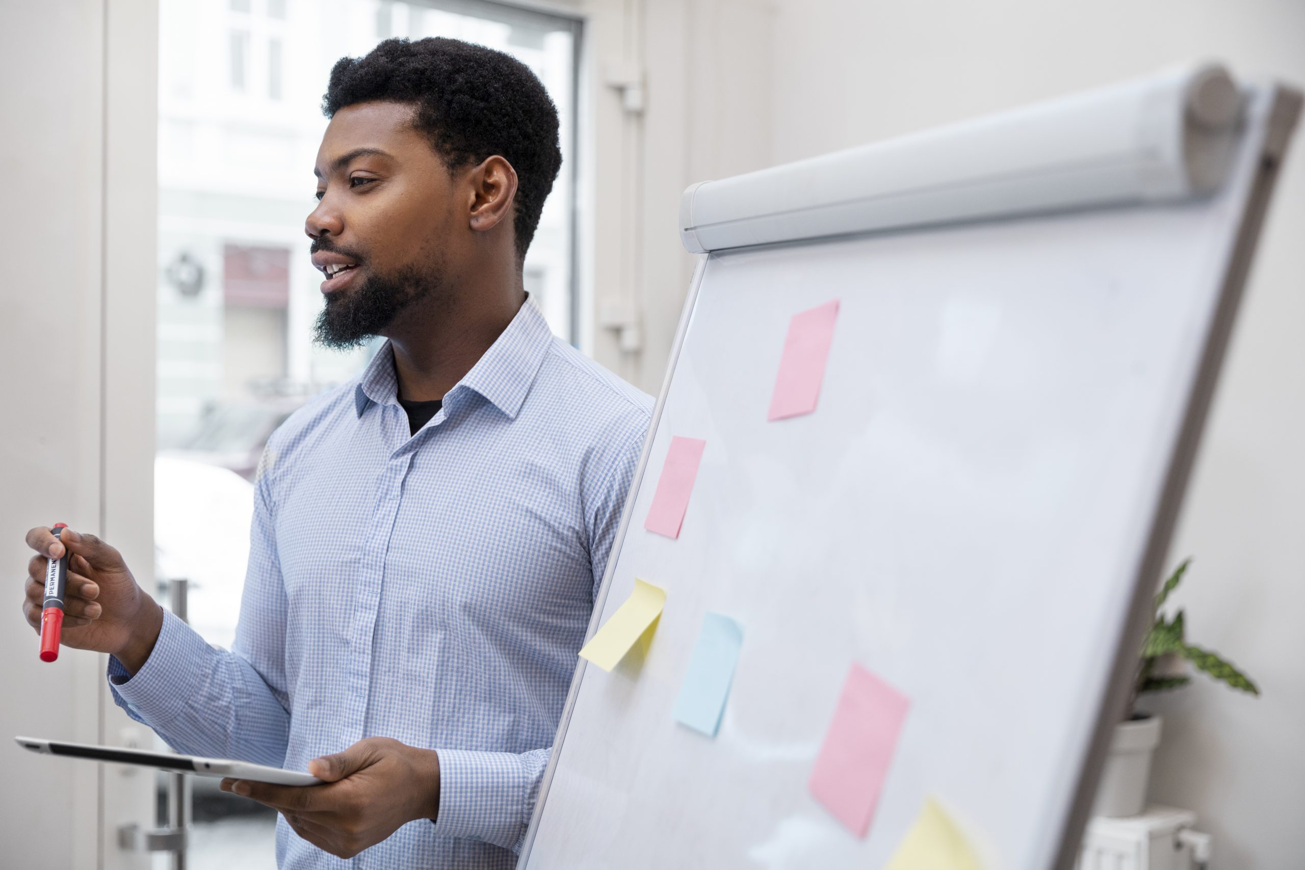 businessman-presenting-his-project-colleagues-scaled